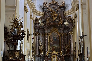 Interiér kostela s monumentálním oltářem (IČ)
