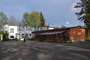 Vpředu je jídelna a vzadu hlavní ubytovna (IČ)