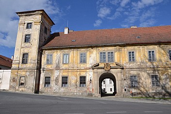 A jsme tady. Klášter Kladruby.... To tedy vypadá na nějakou ruinu! (IČ)