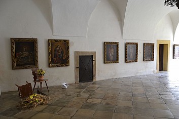 V klášteře je expozice mariánských obrazů (IČ)