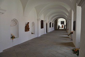 Pohled do křížové chodby (IČ)