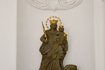 Panna Maria na lvu. Symbol Kladrubského kláštera. (IČ)