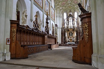 Ve zdobených lavicích sedávali benediktinští mniši (IČ)
