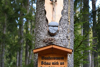 Poutníče - pohleď na mě - neprojdi kolem - pomodli se jeden - otčenáš - nebo tři (IČ)