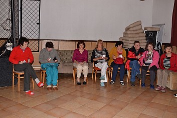 ... porota si přesedla ... na vhodnější místo. (IČ)