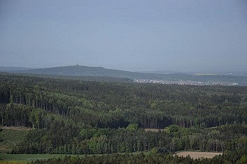 Na kopci stojí Radyně, pod ním pak Starý Plzenec (IČ)