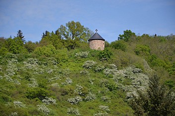 Ve svahu je ukrytá rotunda (IČ)