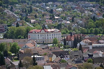 Dominantní budova ve Starém Plzenci je škola. Napravo je kostel a vlevo věž radnice. (IČ)