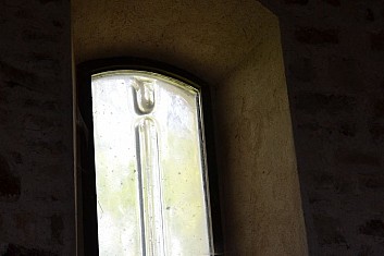 Dekor na oknech připomíná svíce (IČ)