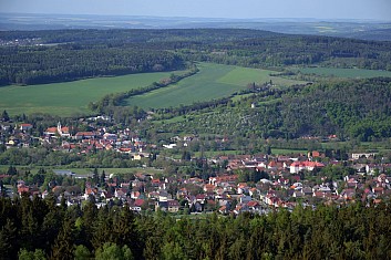 Starý Plzenec, v pozadí rotunda (IČ)