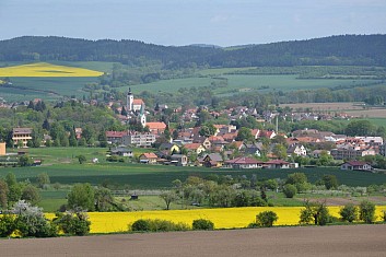 Vpředu je Sedlec, vzdálenější pak Prčice (IČ)