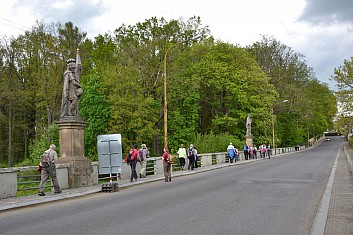 Přecházíme Burkův most, který spojuje obě města (IČ)