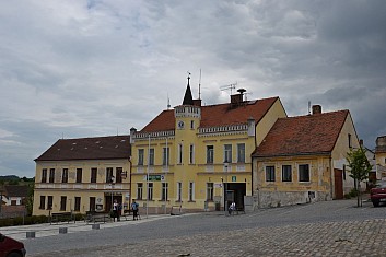 Vítkovo náměstí s radnicí a zavřeným infocentrem (IČ)