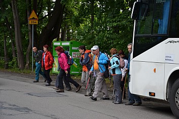 První překážka - není kde zaparkovat. Tak musíme opatrně přeběhnout přes ulici. (IČ)