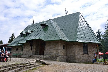 A také je tu chata. Ta je však zavřená. (IČ)