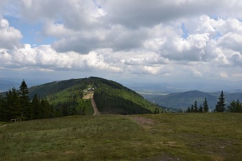 Dobyli jsme kótu Klimczok, naproti je Magura (IČ)