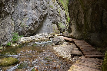 Cesta pokračuje za rohem?  (IČ)