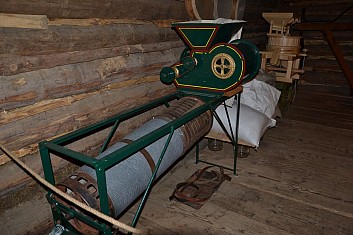 Ve mlýně je volně přístupná expozice původního vybavení (IČ)