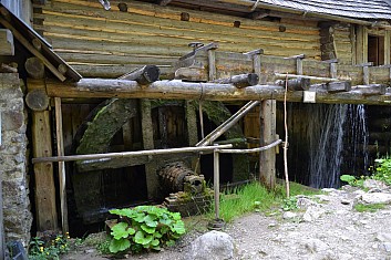 Tady končí náhon a voda padá na mlýnská kola... (IČ)