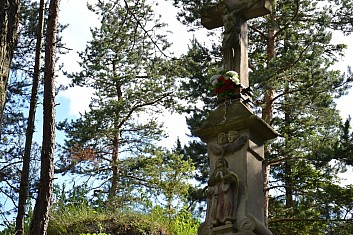 Pískovcový kříž z roku 1860 u cesty Kvačianskou dolinou (IČ)