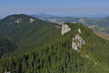 Dole se zrcadlí Liptovská Mara, v dáli se tyčí Chočské vrchy (IČ)