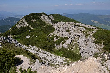 V dáli na pěšince je další část naší výpravy (IČ)
