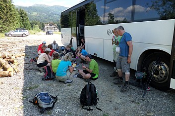 U autobusu je aspoň kousek stínu ... a studené pivo! (KM)