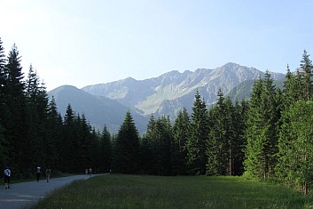 Asfaltová cesta Roháčskou dolinou (VČ)