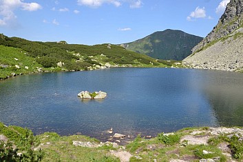Nad plesem se k nebi tyčí Volovec (IČ)