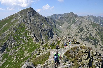 Před námi je další dvoutisícová hora (a na ní lidičky) (IČ)