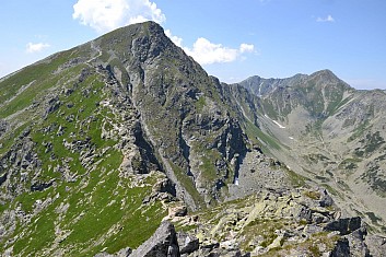 Plačlivé, pod ním cesta Smutnou dolinou, napravo Hrubá kopa a uprostřed Baníkov (IČ)
