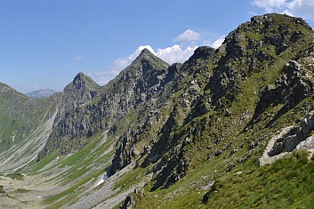 Ohlédnutí na zdolané vrcholy ze Smutného sedla (IČ)