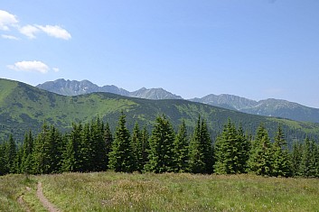 Nad Zábratí vykukují Tri kopy, Hrubá kopa, Baníkov, Salatín, Brestová (IČ)
