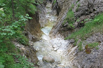 Voda stále neúnavně pracuje na hloubení koryta (VČ)
