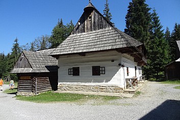 Dobová stavení ve skanzenu (AH)