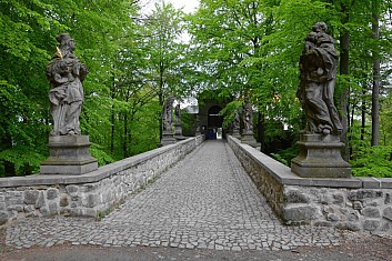 Příchod k hradu Valdštejn (IČ)