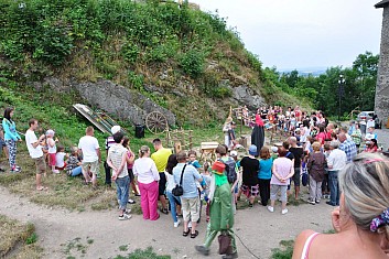 Kat se svým pacholkem se dali do díla (H)