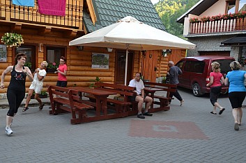 Trenér vše spokojeně pozoruje (IČ)