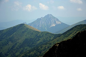 V dáli se majestátně tyčí Veľký Rozsutec (IČ)