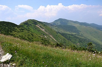 Podívejte, támhle od horní stanice lanovky jsme vycházeli (IČ)
