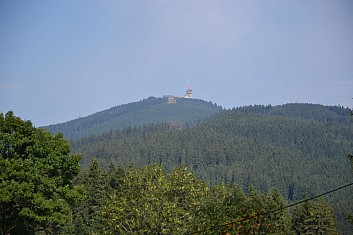 Na vrcholu je vidět Bezručova chata (vlevo) i to druhé monstrum (uprostřed) (IČ)