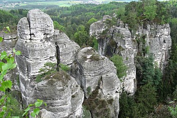 Hruboskalké skály z vyhlídky U lvíčka (VČ)