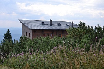 Bezručova chata sem pěkně zapadá (IČ)
