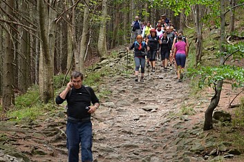 Že by pokus o únik? Peleton ho stejně brzy dožene. (IČ)