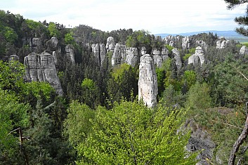 Vyhlídka Na kapelu (skála v popředí je Kapelník) (IČ)