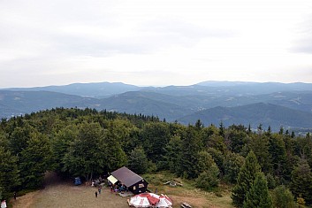 Pohled z rozhledny na polský kiosek - a samozřejmě Beskid Śląski (IČ)