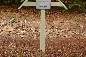 Křížek upomíná vojáka zastřeleného polskou bojůvkou v r. 1920 při vytyčování státní hranice (IČ)