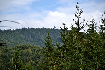 Z kazatelny lze zahlédnout rozhlednu na Velké Čantoryji (IČ)