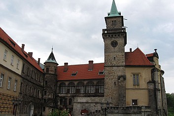 Zámek Hrubá Skála (VČ)