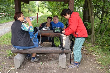 Tady zve k posezení přístřešek (IČ)